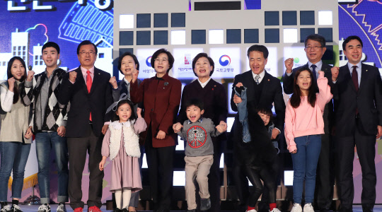 21일 오후 경기도 하남시 위례지구 A3-3b 블록에서 열린 '신혼부부와 아이들이 행복한 신혼희망타운 기공식 및 업무협약식'에서 김현미 국토교통부 장관, 박능후 보건복지부 장관, 이숙진 여성가족부 차관, 김상희 저출산고령사회위원회 부위원장, 박상우 한국토지주택공사 사장을 비롯한 참석자들이 신혼부부 및 어린이들과 기념촬영을 하고 있다.  연합뉴스